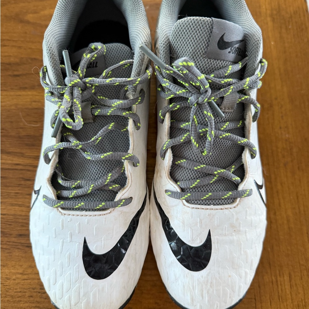 Nike White and Gray Softball Cleats with Black and Green Accents. Hyperdiamond 4
